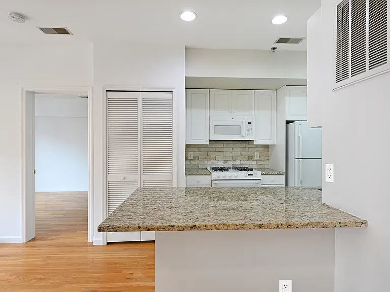 901 Madison St #5D — Photo 7