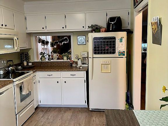 5th image of 40 Somersett Dr