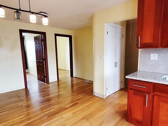 4th image of 20-42 33rd St #3