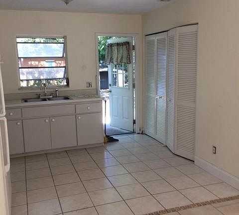 Kitchen (laundry behind bi-fold doors)