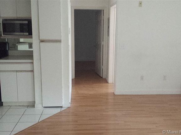 4th image of 3115 NE 184th St APT 4106