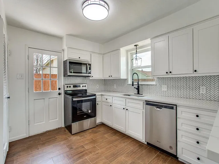 1307 Worthington St — Photo 8