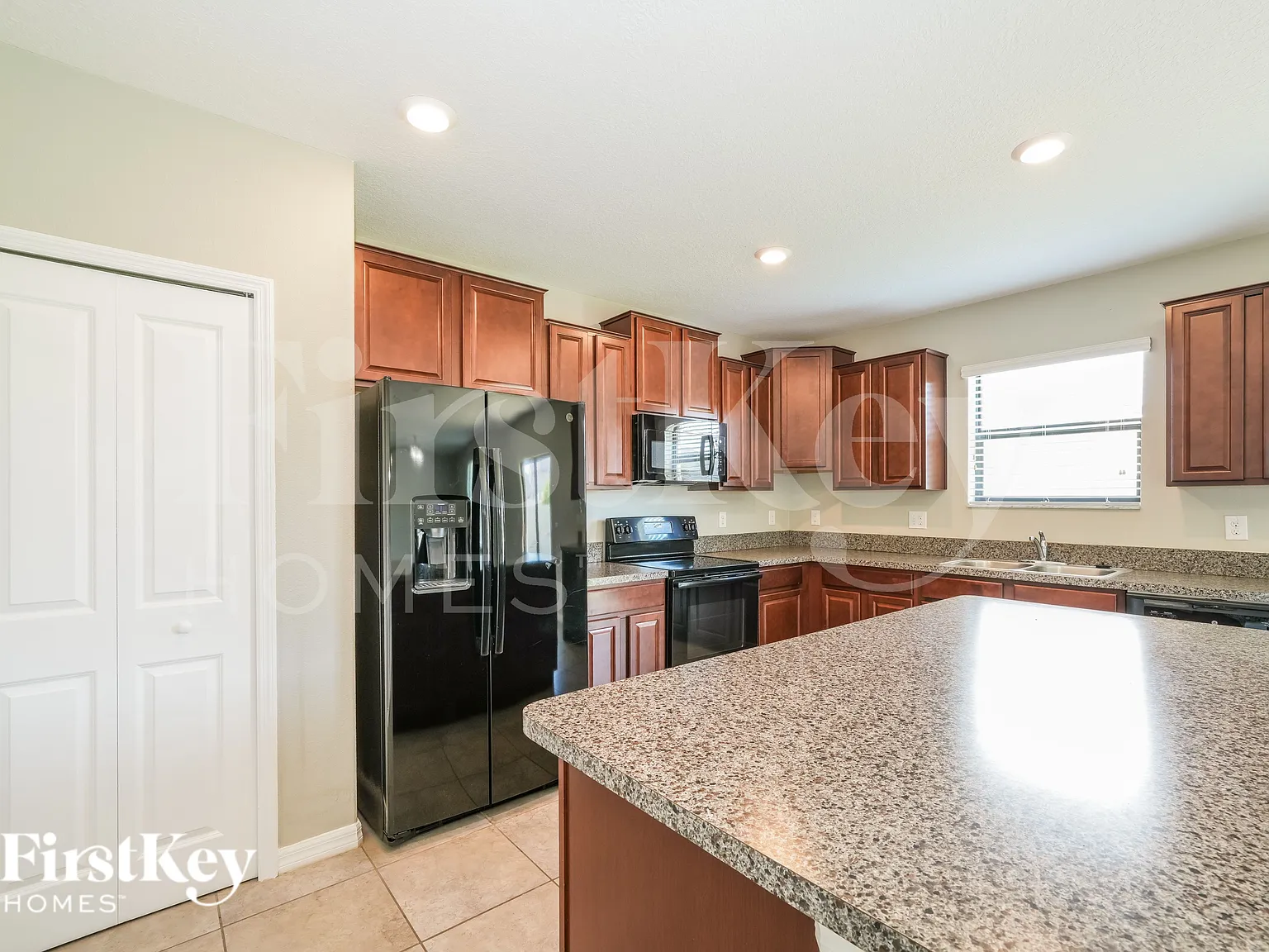 4 bed, 2.0 bath, 2584 sqft, $2,590 — Photo 4