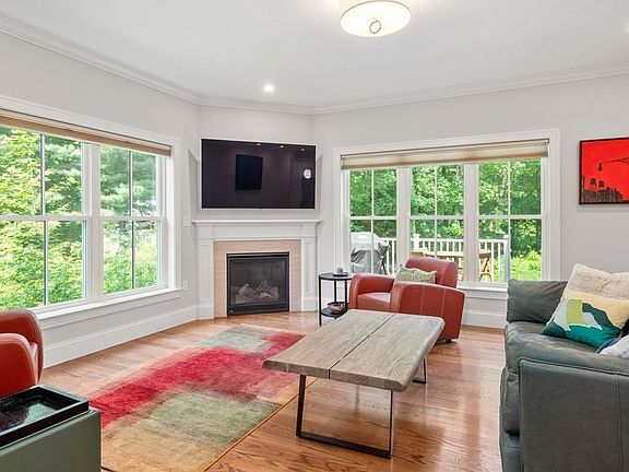 3rd image of 97 Bedford St #97