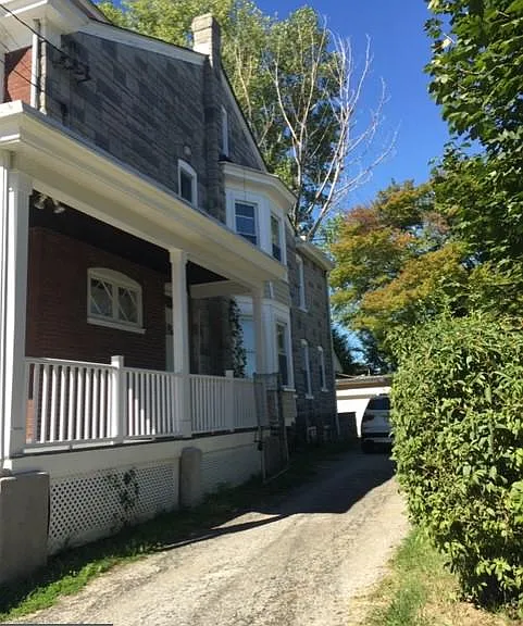 482 Martin St — Photo 2