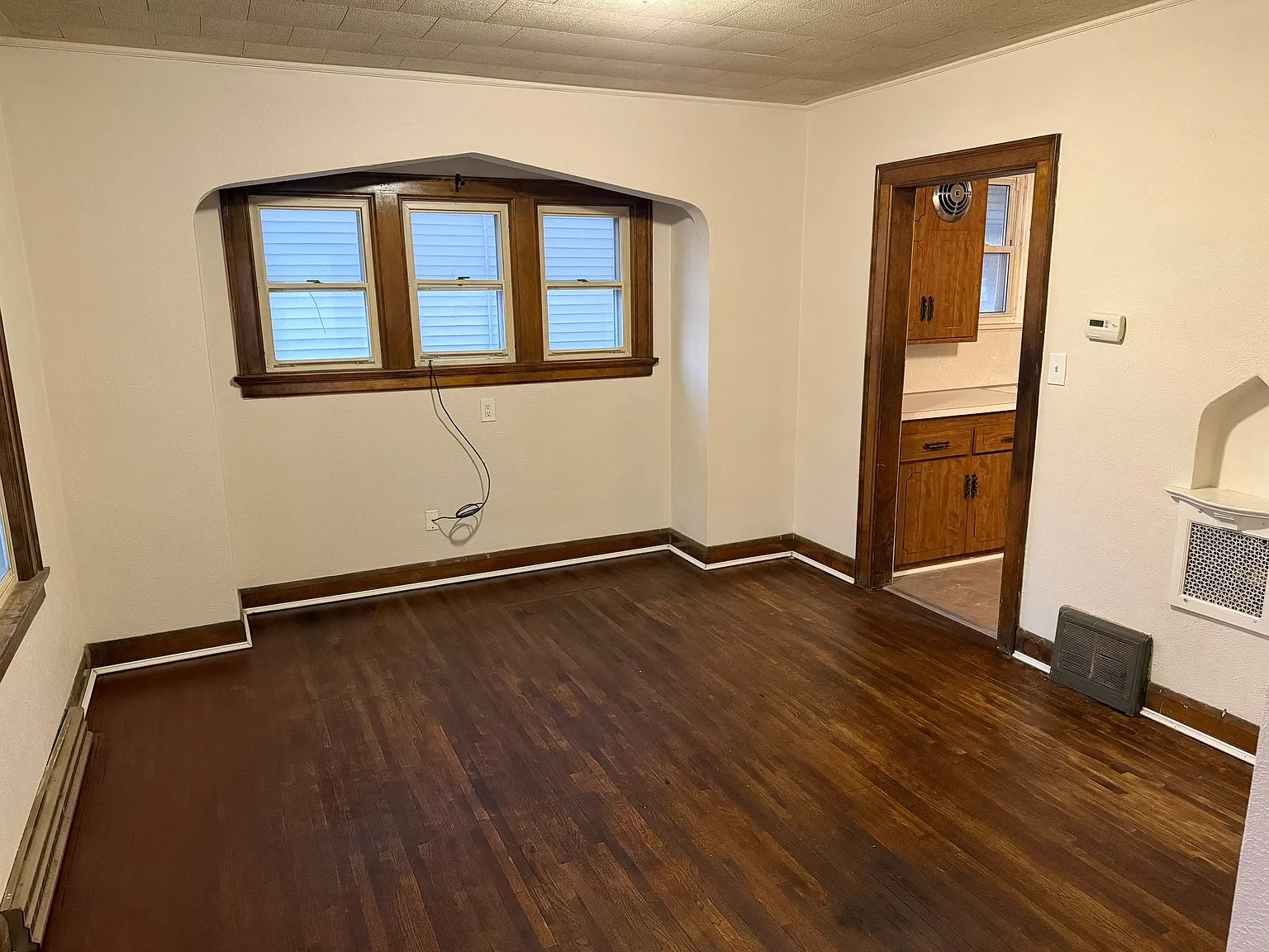 3 bed, 1.5 bath, 1349 sqft, $1,300 — Photo 4