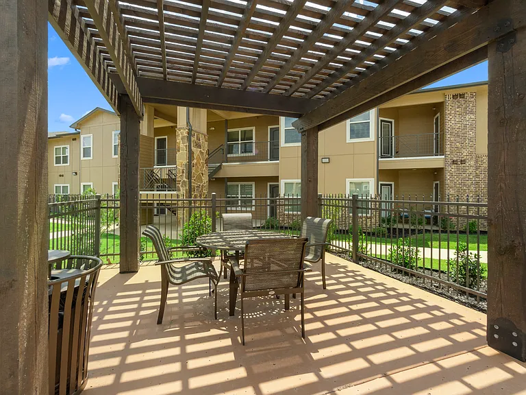 Willow Creek Apartments — Photo 33