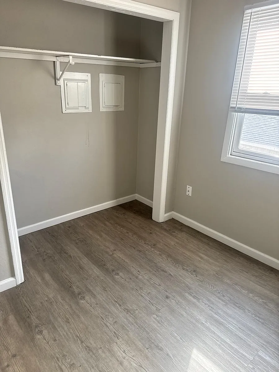 Building Photo - 1328 Juniper Dr #7
