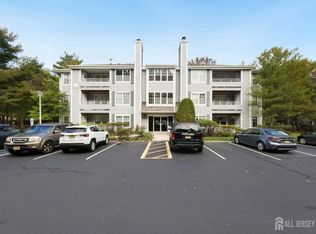 102 Raintree Ct, Helmetta, NJ 08828