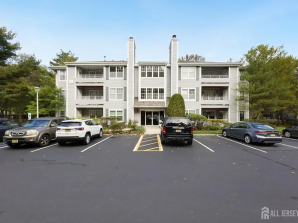 102 Raintree Ct, Helmetta, NJ 08828