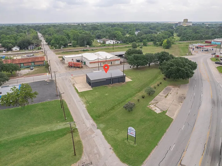 401 E Main St — Photo 18