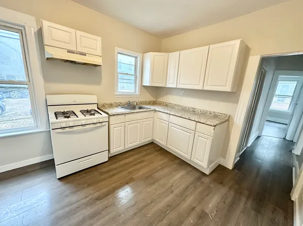 75 Sanford Ave #1, Bridgeport, CT 06604