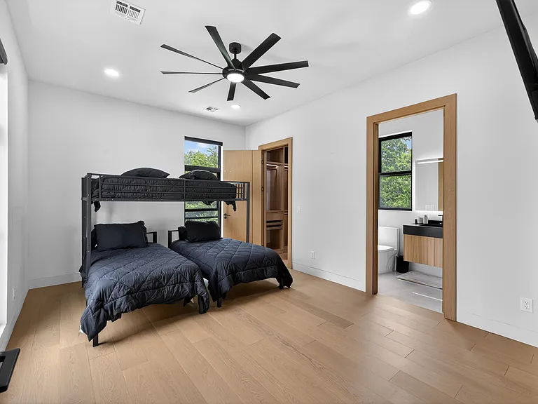 423 SW 13th St — Photo 57