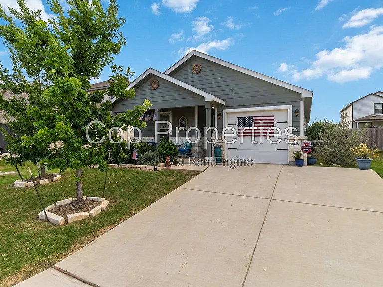 2425 Ayers Dr — Photo 2