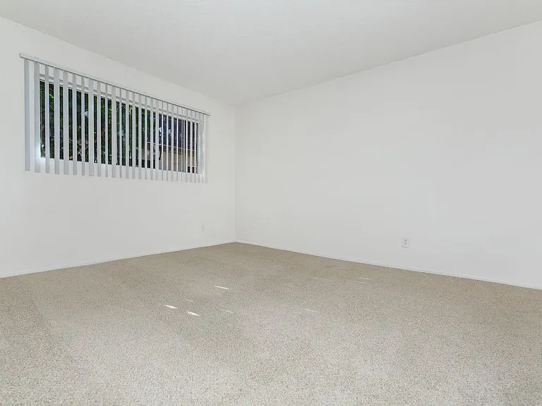 Hampshire Square Apartment Homes — Photo 37