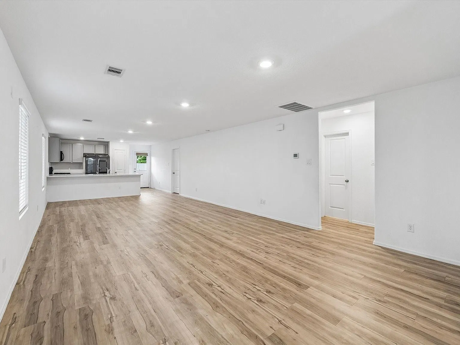 3 bed, 2.0 bath, 1470 sqft, $2,050 — Photo 4