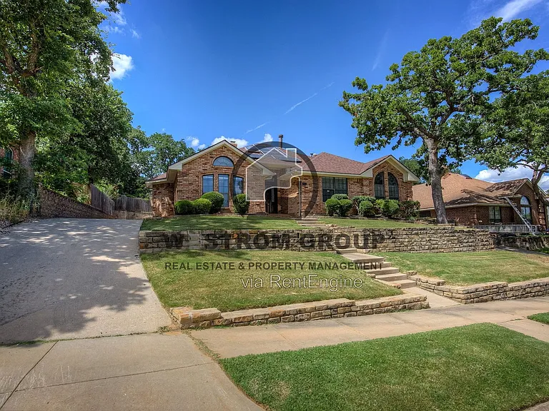 3914 Meadow Dr — Photo 2