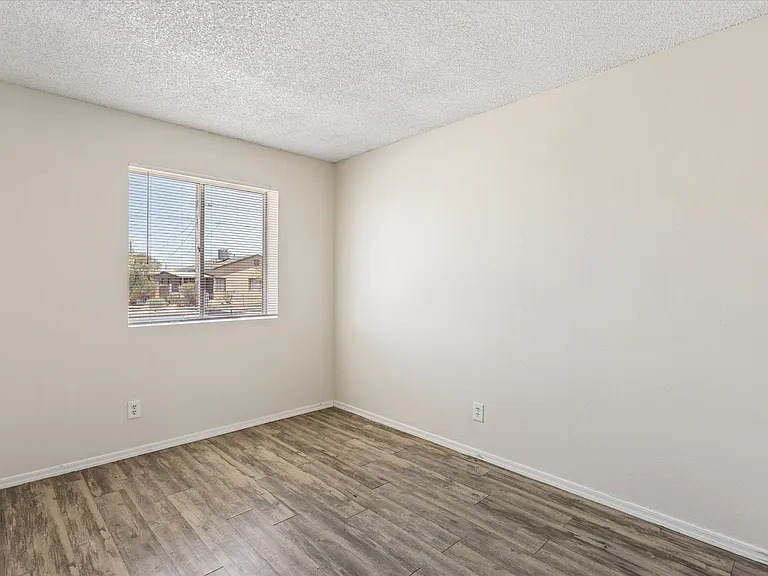 735 E South Mountain Ave — Photo 27
