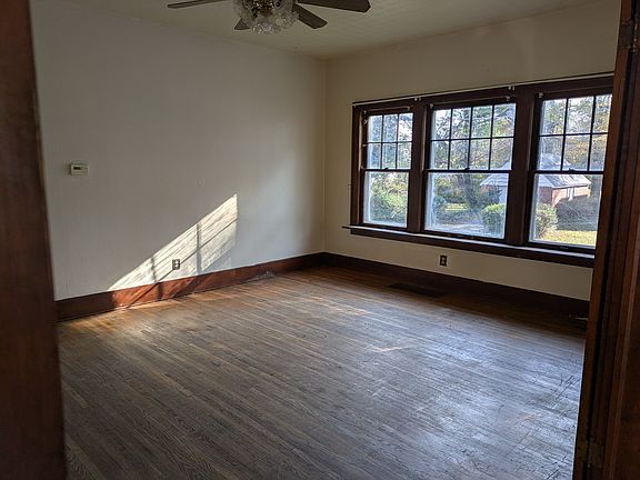 4th image of 1923 S Elm St