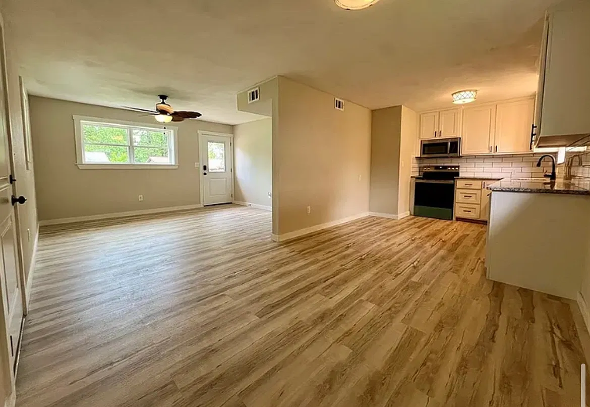 3 bed, 1325 sqft, $1,100 — Photo 2