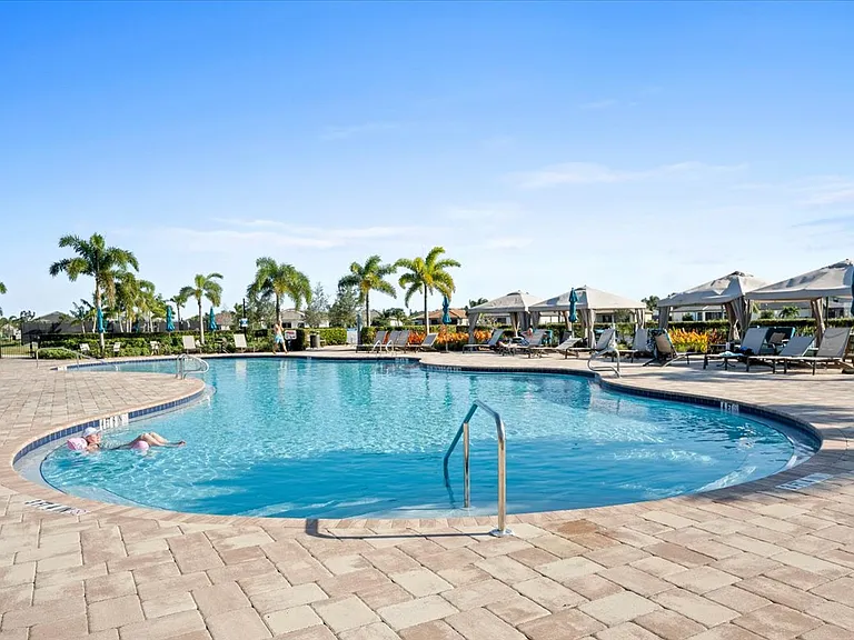 640 SE Monet Dr — Photo 34