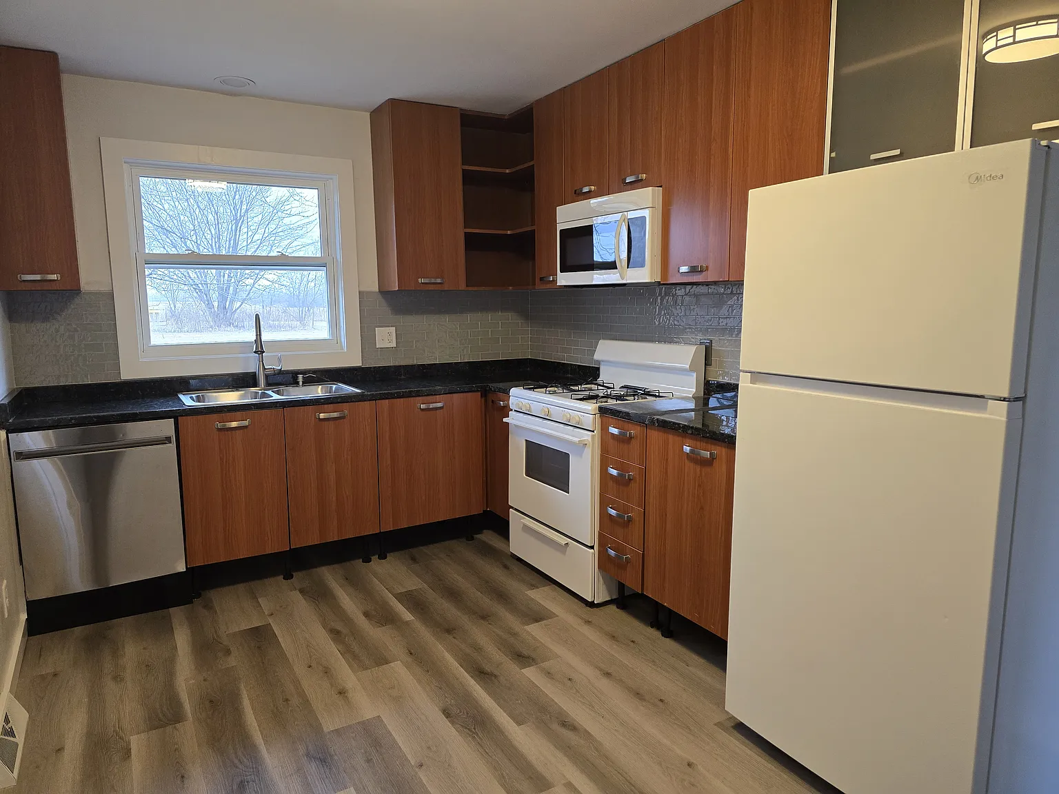 2 bed, 1200 sqft, $1,800 — Photo 4