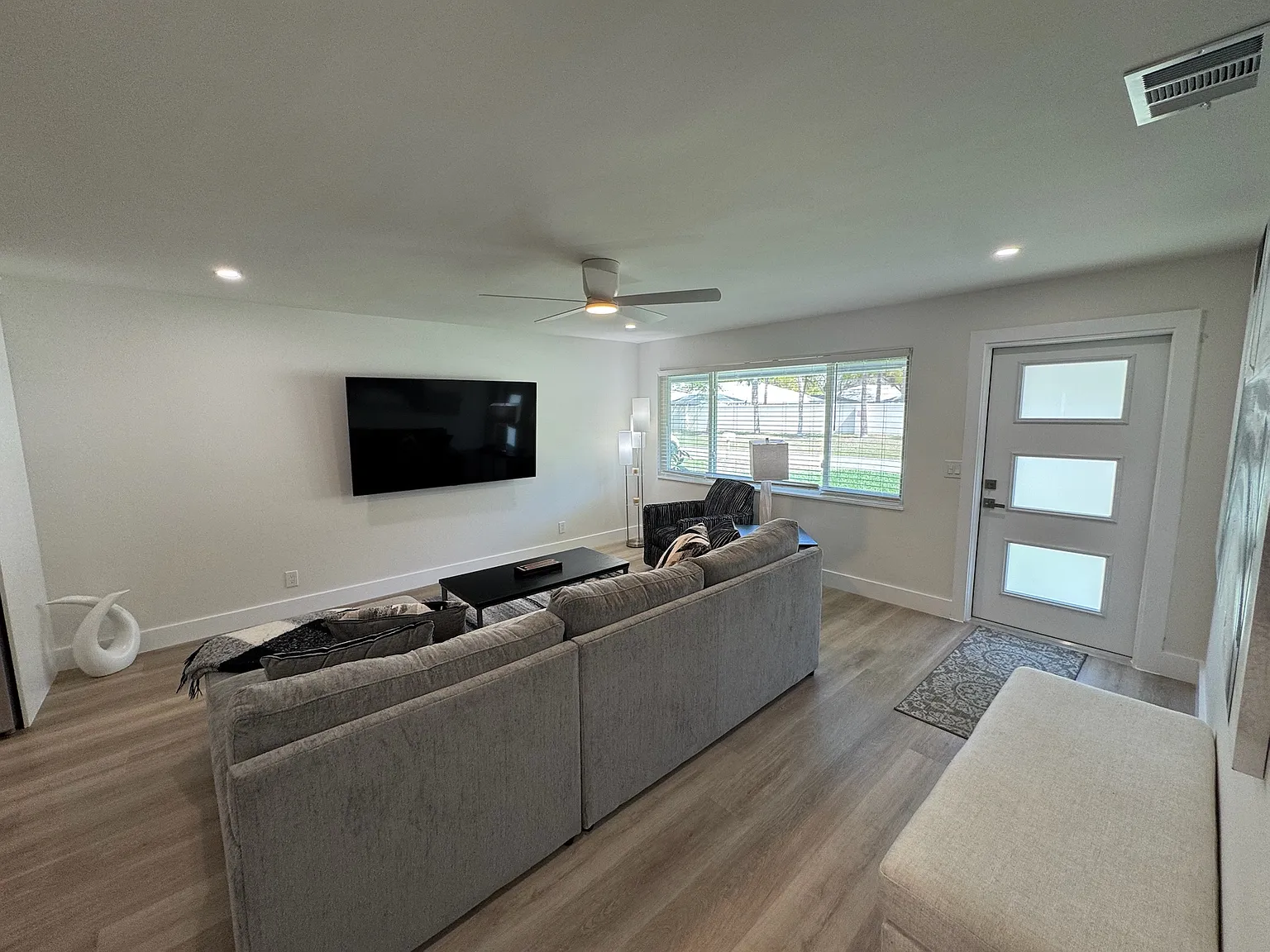 3 bed, 1200 sqft, $2,400 — Photo 4