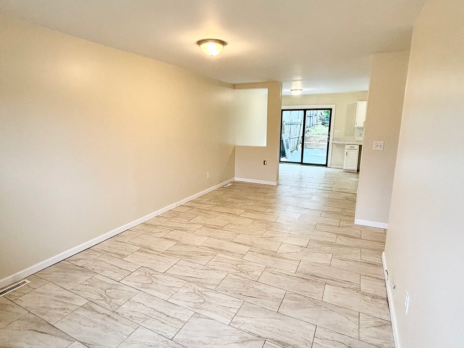 4 bed, 1128 sqft, $1,850 — Photo 3