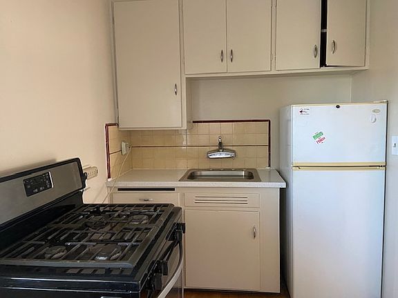 4th image of 639 Rollins Rd APT 3