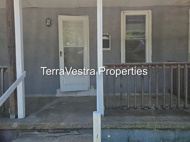 242 W Washington St — Photo 16