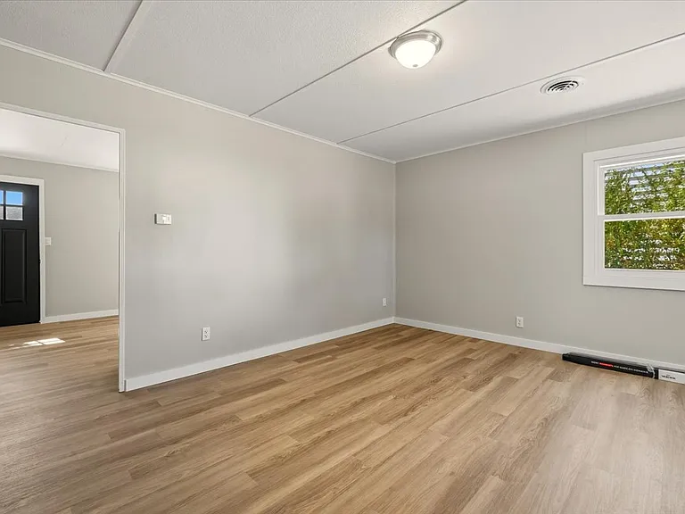 710 E Chestnut St — Photo 12