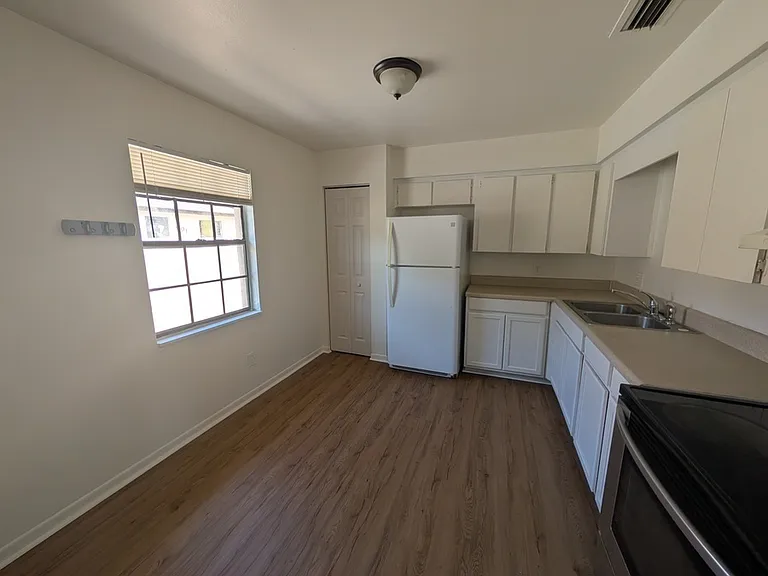 607 Kansas Ave — Photo 2