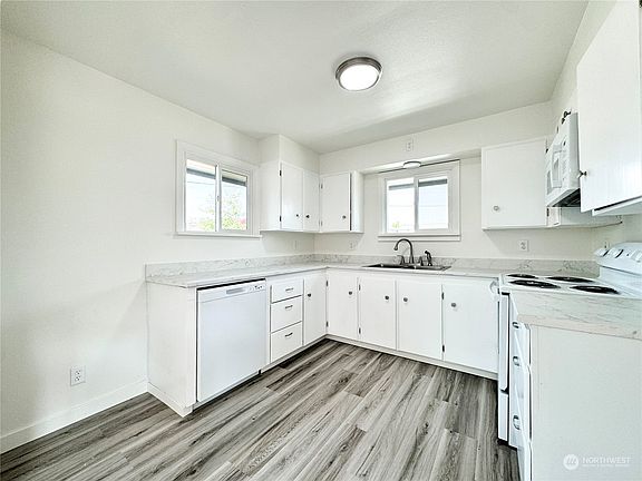 3rd image of 830 NE Little Avenue