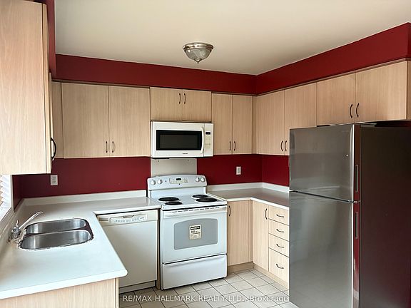 4th image of 138 Spadina Rd