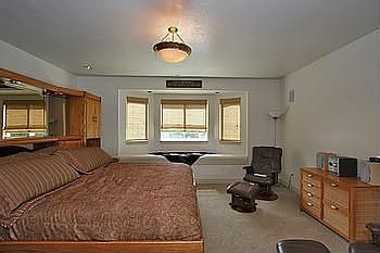 5th image of 924 College St