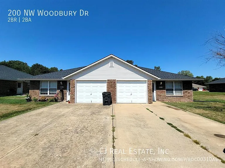 200 NW Woodbury Dr — Photo 1