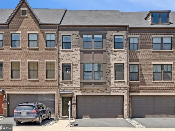 3072 Alan Shepard St, Herndon, VA 20171