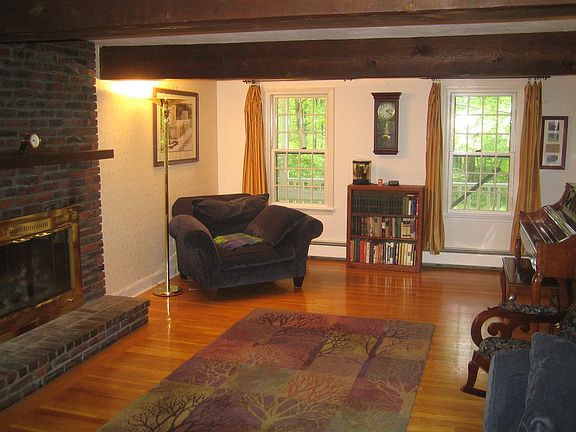 Living room w/fireplace