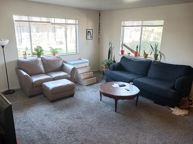 Spacious 2 bedroom Duplex!