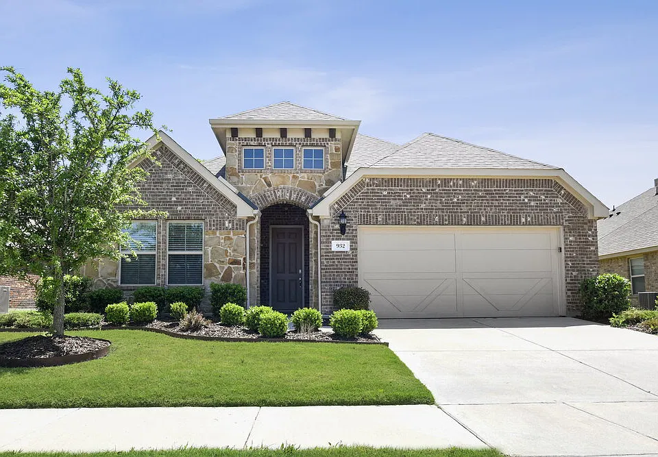 932 Water Garden Cir