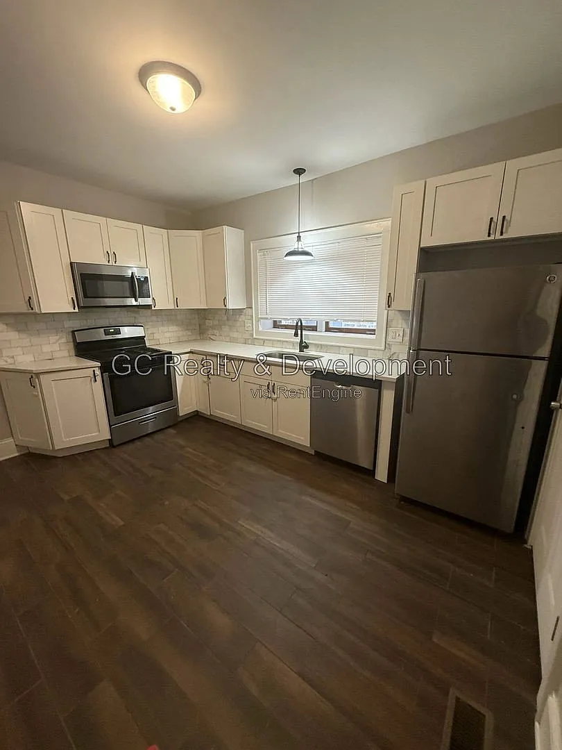 3 bed, 2.0 bath, 1700 sqft, $2,295 — Photo 2