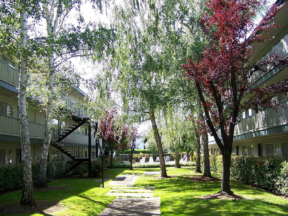 Del Medio Garden Apartments