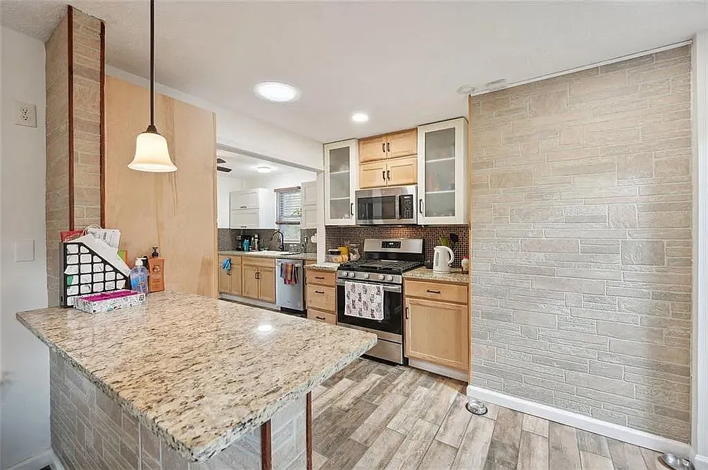 3 bed, 1300 sqft, $2,650 — Photo 2