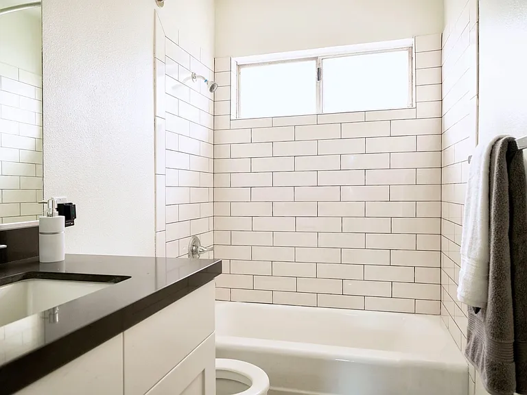 570 N Los Robles Ave — Photo 25