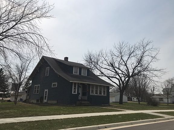 3rd image of 902 7th Ave N
