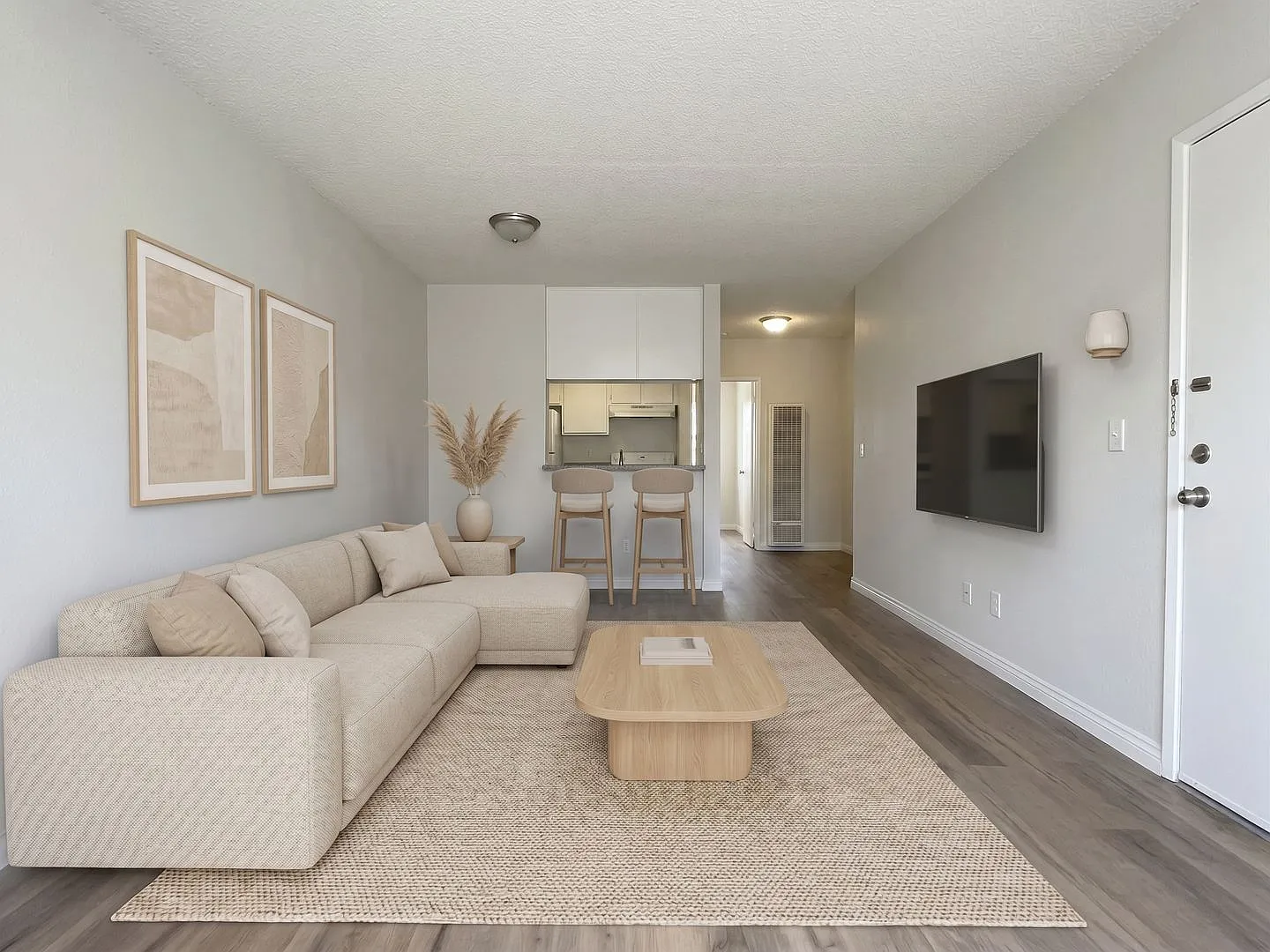 8240 Whitsett Ave — Photo 1