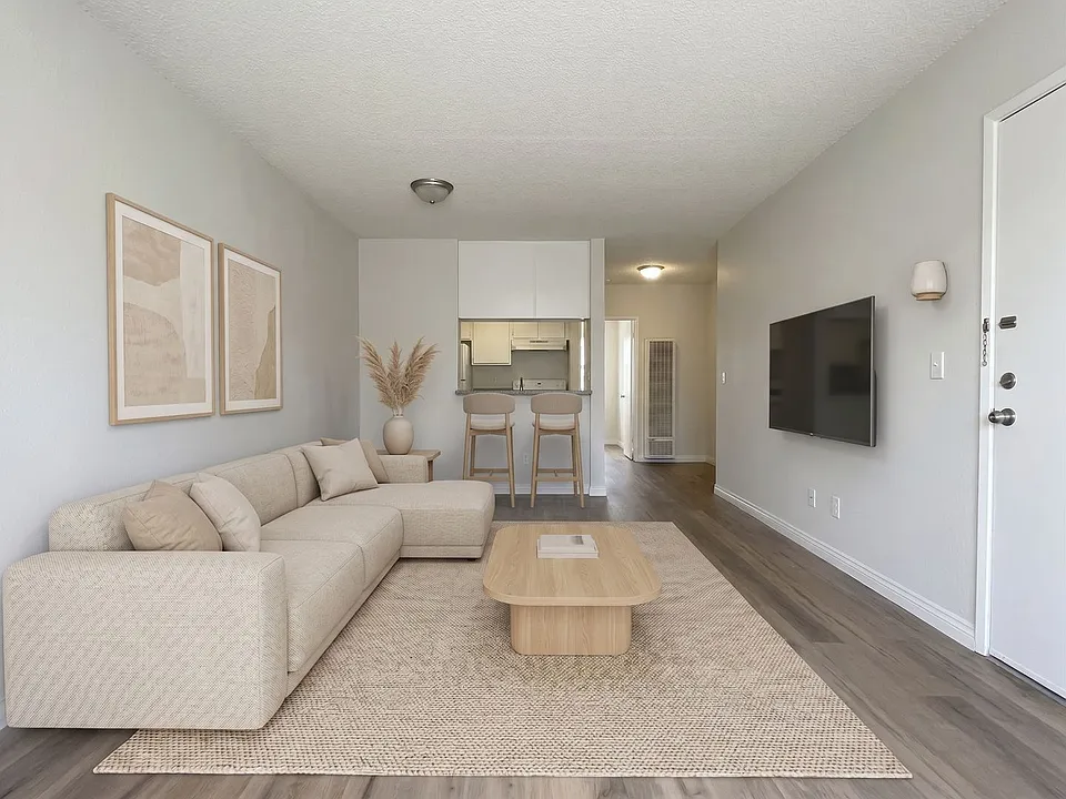 8240 Whitsett Ave