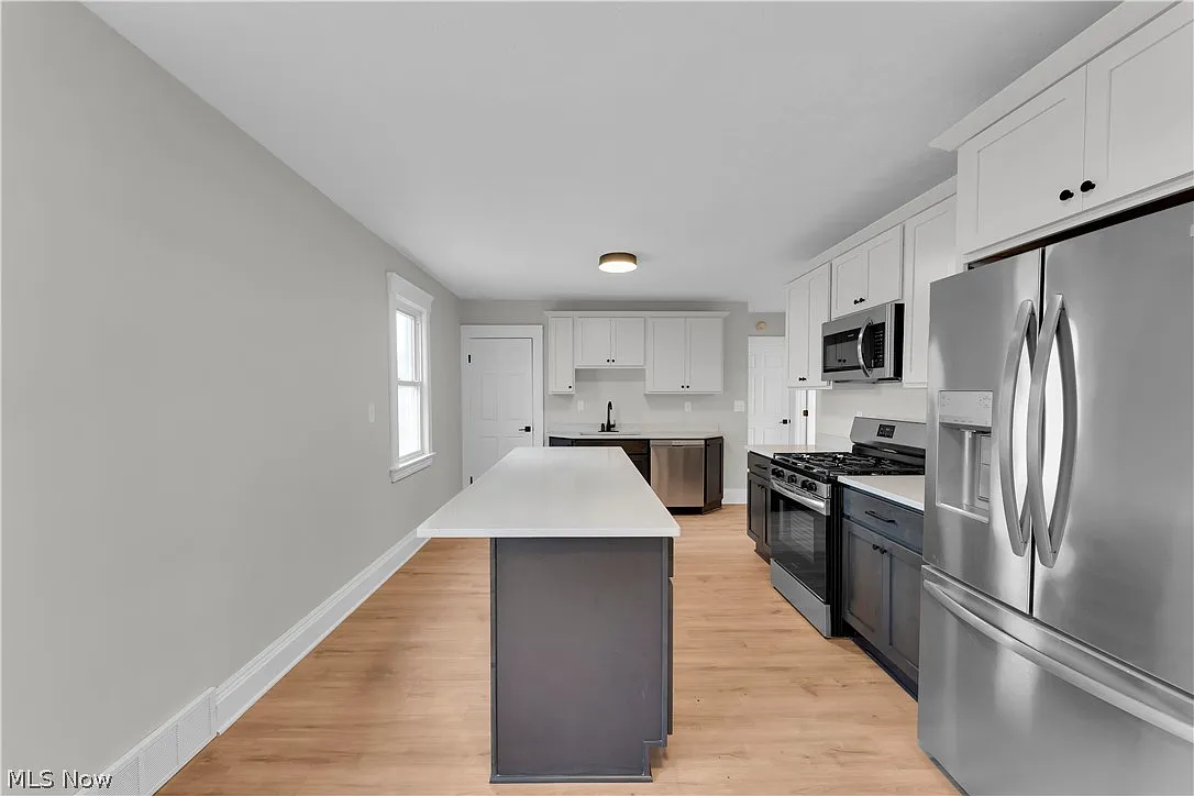Building Photo - 1330 W 67th St