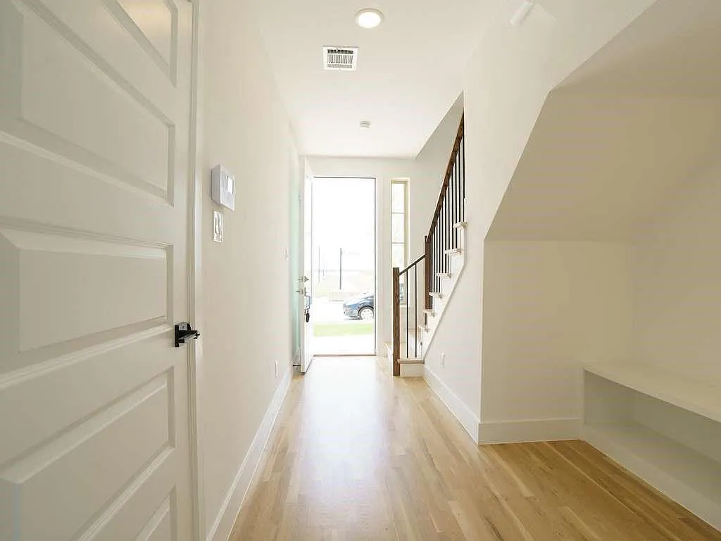 4 bed, 3.5 bath, 1982 sqft, $3,800 — Photo 2