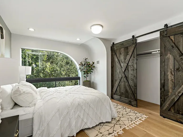 15105 Mulholland Dr — Photo 40